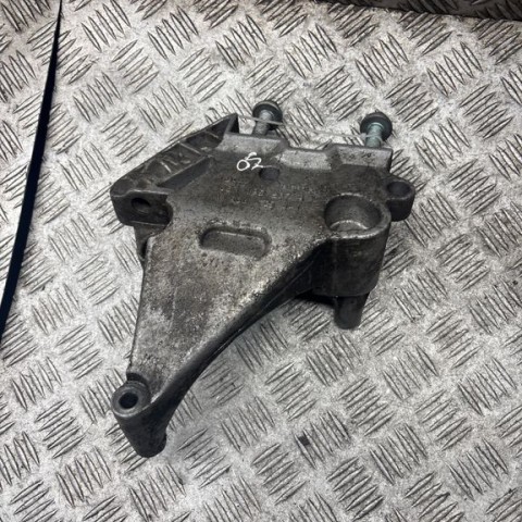 Engine mounting bracket